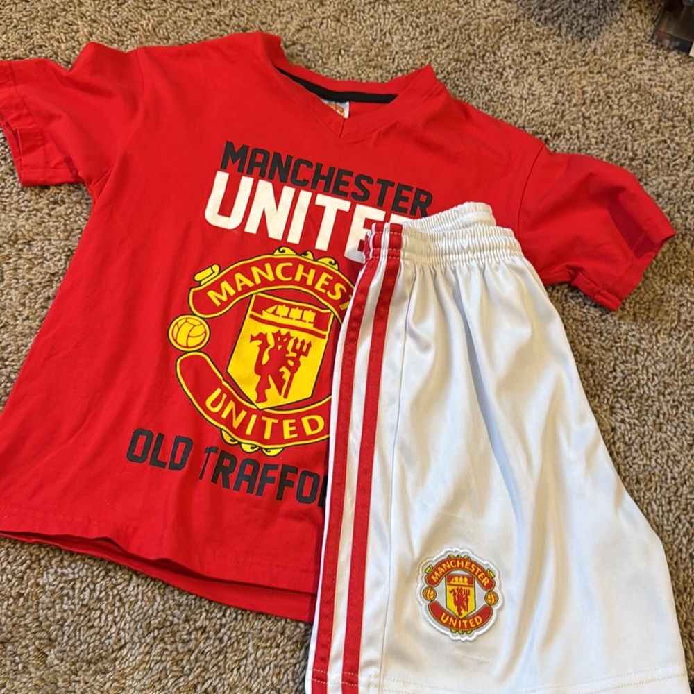 Kids Manchester United shirt and shorts size 8